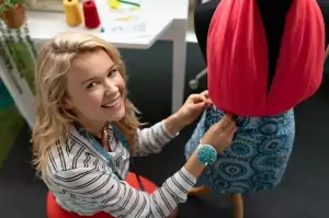 Modedesignerin kleidet eine Schaufensterpuppe in ihrem Designstudio ein. Modedesignerin kleidet eine Schaufensterpuppe in ihrem Designstudio ein.